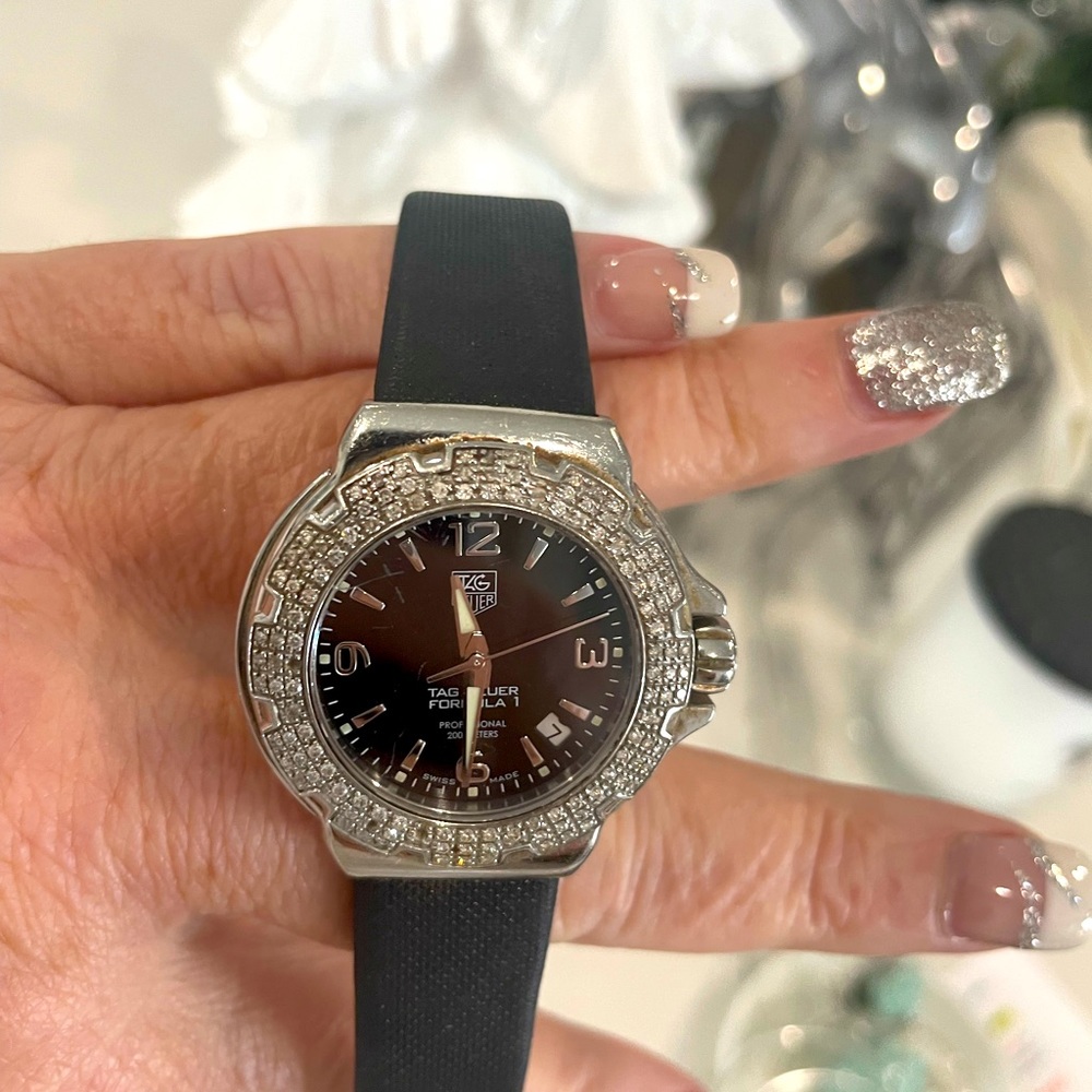 Women’s authentic Tag watch,stainless steel w diamond bezel,newTag band